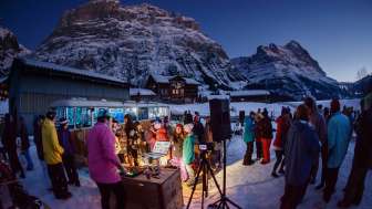 Fête à l'arrêt de bus avec DJ