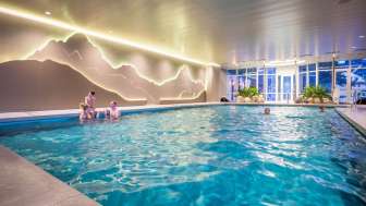 Famille dans la piscine