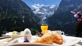 Petit déjeuner sur la terrasse