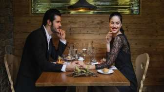 Restaurant avec des invités